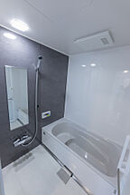 シンプルモダンスタイルの浴室 ワイケイホーム株式会社の事例画像