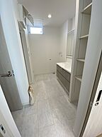 シンプルモダンスタイルの洗面所 株式会社アイ工務店 山形支店の事例画像