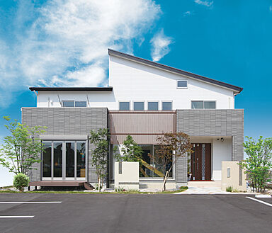 鬼丸ホーム株式会社のカタログ「【建てる前も建てた後も安心して暮らせる】鬼丸ホームの家づくり」のメイン画像