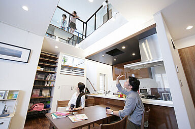 白馬の家のカタログ「【2000万円台|30坪台】吹き抜けを通して家族が繋がる。開放感いっぱいの空間で子育てを楽しむ住まい」の画像