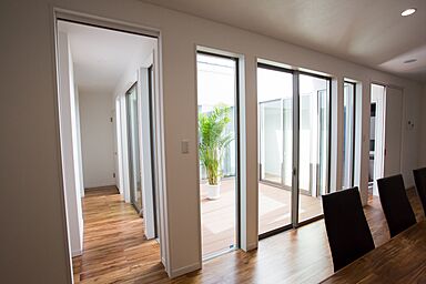 株式会社e-houseのカタログ「【e-houseのおすすめ】防犯にも配慮!中庭のある家」のメイン画像
