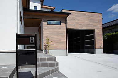 株式会社e-houseのカタログ「【e-houseこだわりのいえ】ガレージのある家」のメイン画像