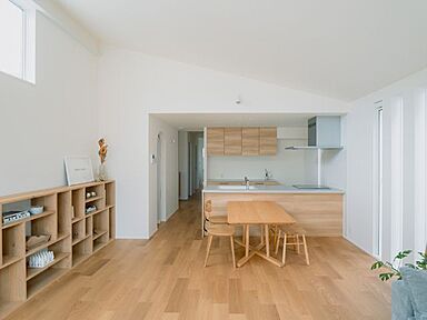 ディー・アンド・エイチ株式会社のカタログ「2,975万円~の家づくり|カタログ4冊セット|『ZEH基準の高性能住宅+福岡の土地情報に強いD&H』家づくりに関することをトータルでご提案。」のメイン画像