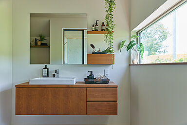 東亜ハウス株式会社のカタログ「軒の長い寄棟で重厚感のある家。 天然石とガラスと木が調和する【ZEROCREA~ゼロクリエ】」の画像8