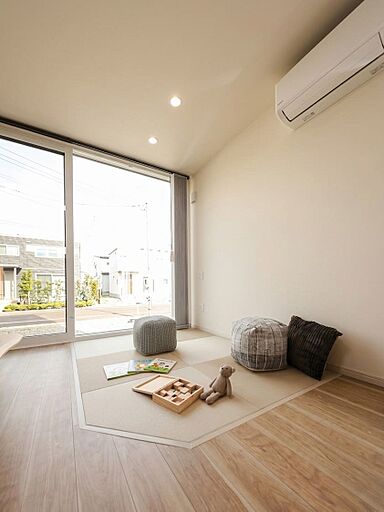 ヤマダコーポレーション株式会社 住宅事業部 ジャスミーハウスのカタログ「【直線が描く美しさに光と静けさが満ちる家】上越市富岡モデルハウス」の画像2
