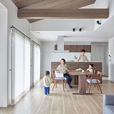 【パナソニックビルダーズグループ】丸良木材産業株式会社のカタログ「「平屋の家づくり」が分かる!カタログ&事例集|勾配天井や広いリビングの間取り【2200万円~の家づくり】」の画像1