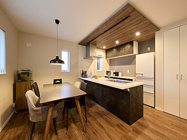 アオイ建設株式会社のカタログ「自由設計×ローコストのカスタム規格住宅」の画像1