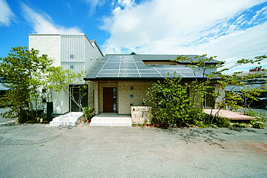 高瀬建設株式会社のカタログ「強いだけでなく、長く、快適に住み続けられる。人生100年ともいわれる時代だから、そんな家をお届けします。」のメイン画像