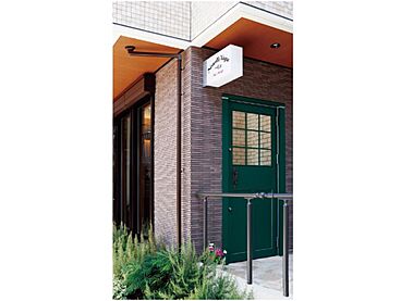 大和ハウス 西宮展示場のカタログ「【大和ハウス】 店舗と住まいの実例集 ~建築実例紹介。美容室からペットサロンまで~」のメイン画像