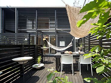 ロイヤルハウス 沖縄南店(株式会社秀建工業)のカタログ「グッドデザイン賞受賞の2階建住宅 外暮らしの家」のメイン画像