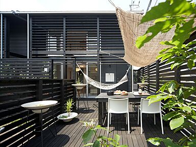 ロイヤルハウス 豊見城店(株式会社カモメトラスト)のカタログ「グッドデザイン賞受賞の2階建住宅 外暮らしの家」の画像