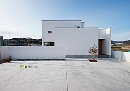 姫路エリアの注文住宅【ビオラホーム】のカタログ「アトリエ建築家と建てる家を身近に手軽に|白を基調としたシンプルな外観のお家」の画像