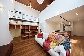 株式会社さくら 富山店富山市下堀モデルハウス|一階主寝室×スキップフロア×ホームライブラリの画像2