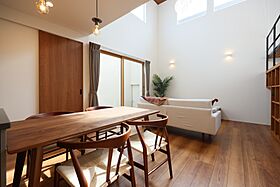 株式会社さくら 富山店富山市下堀モデルハウス|一階主寝室×スキップフロア×ホームライブラリの画像3