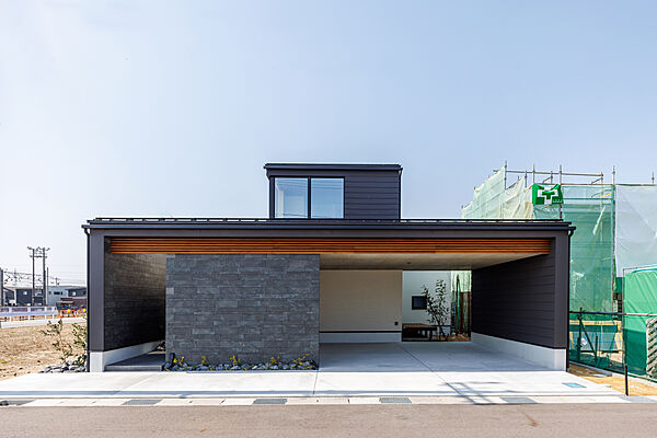 株式会社さくら 富山店富山市下冨居モデルハウス|インナーガレージ×一階主寝室×吹き抜けの画像1