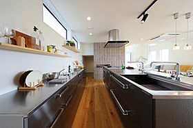 株式会社アントール【金沢市】多世帯でもほどよい距離感で暮らせる!3階建て4世代モデルハウスの画像3